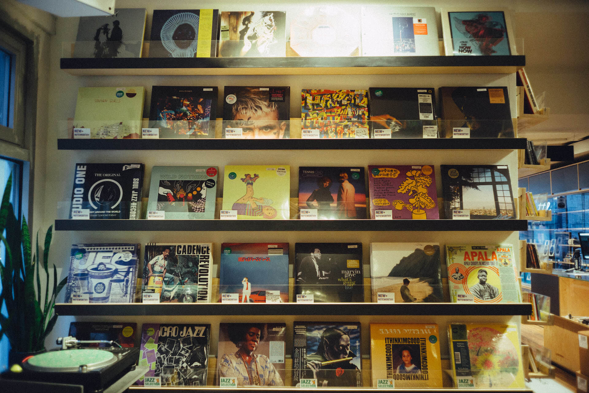 1999年、NYC・大学寮の一室で始まったレコードショップの現在。すべてのDJに開かれた店「Turntable Lab」
