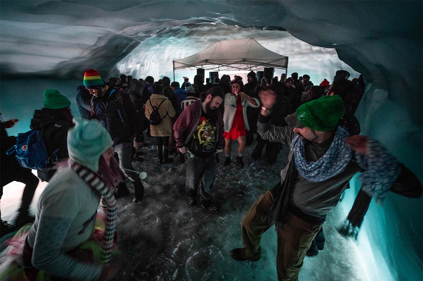 Langjökull 氷河の洞窟で、レイブパーティー「Into the Glacier」を開催