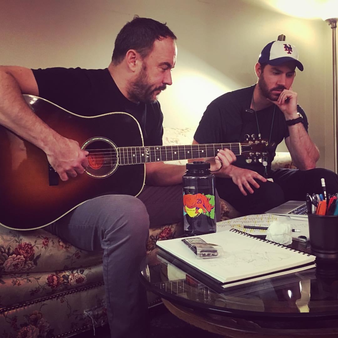 左がDave Matthews BandのDave Matthews。
