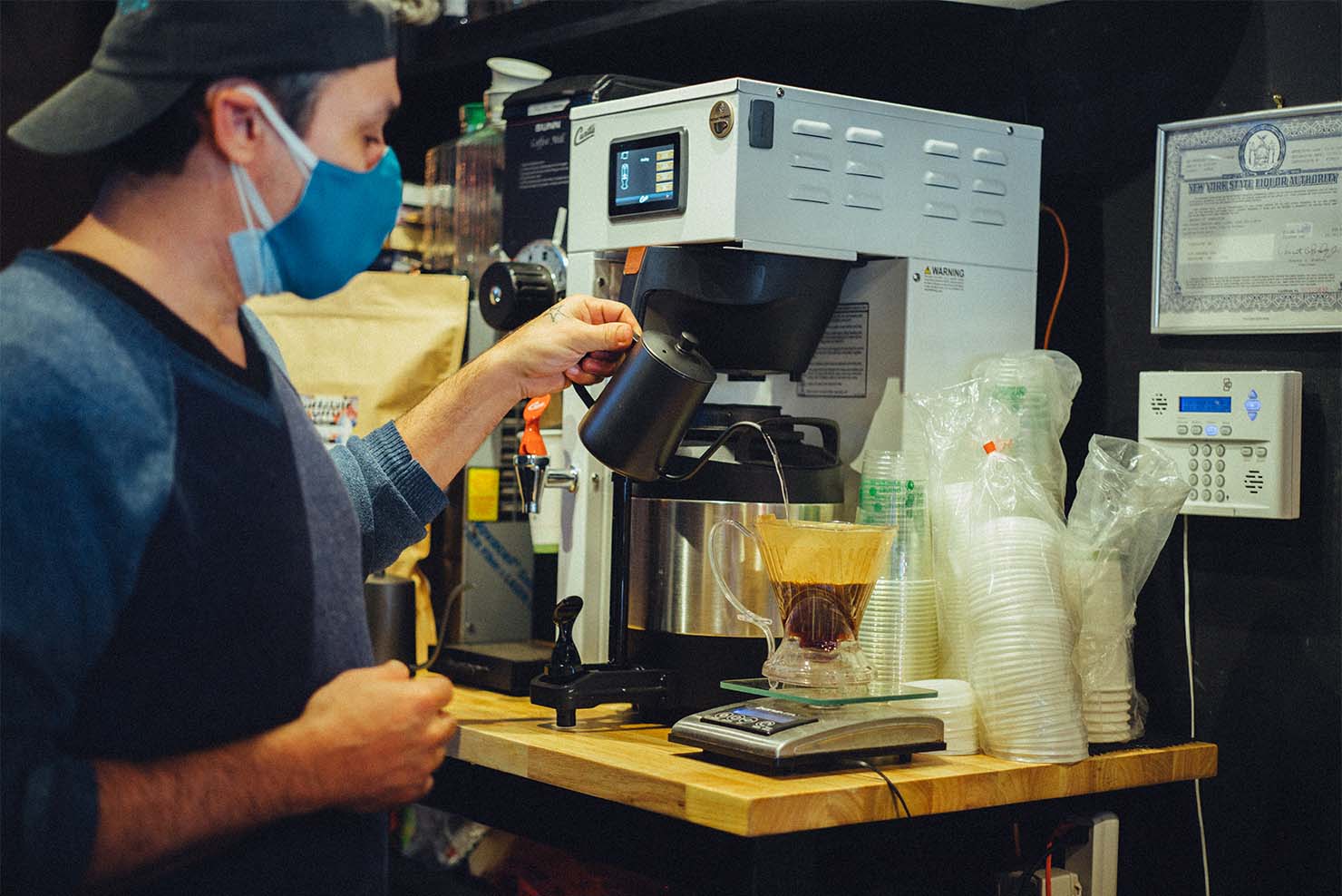 コーヒーを淹れるDanny Garcia