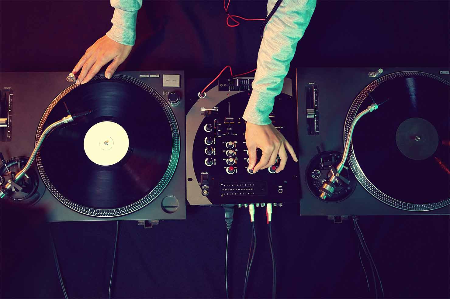 レコードでDJを始めたい！初心者がまず集めたいアナログ機材をご紹介