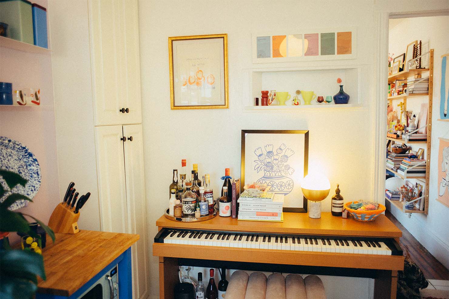 キッチンにはパートナーのピアノ。