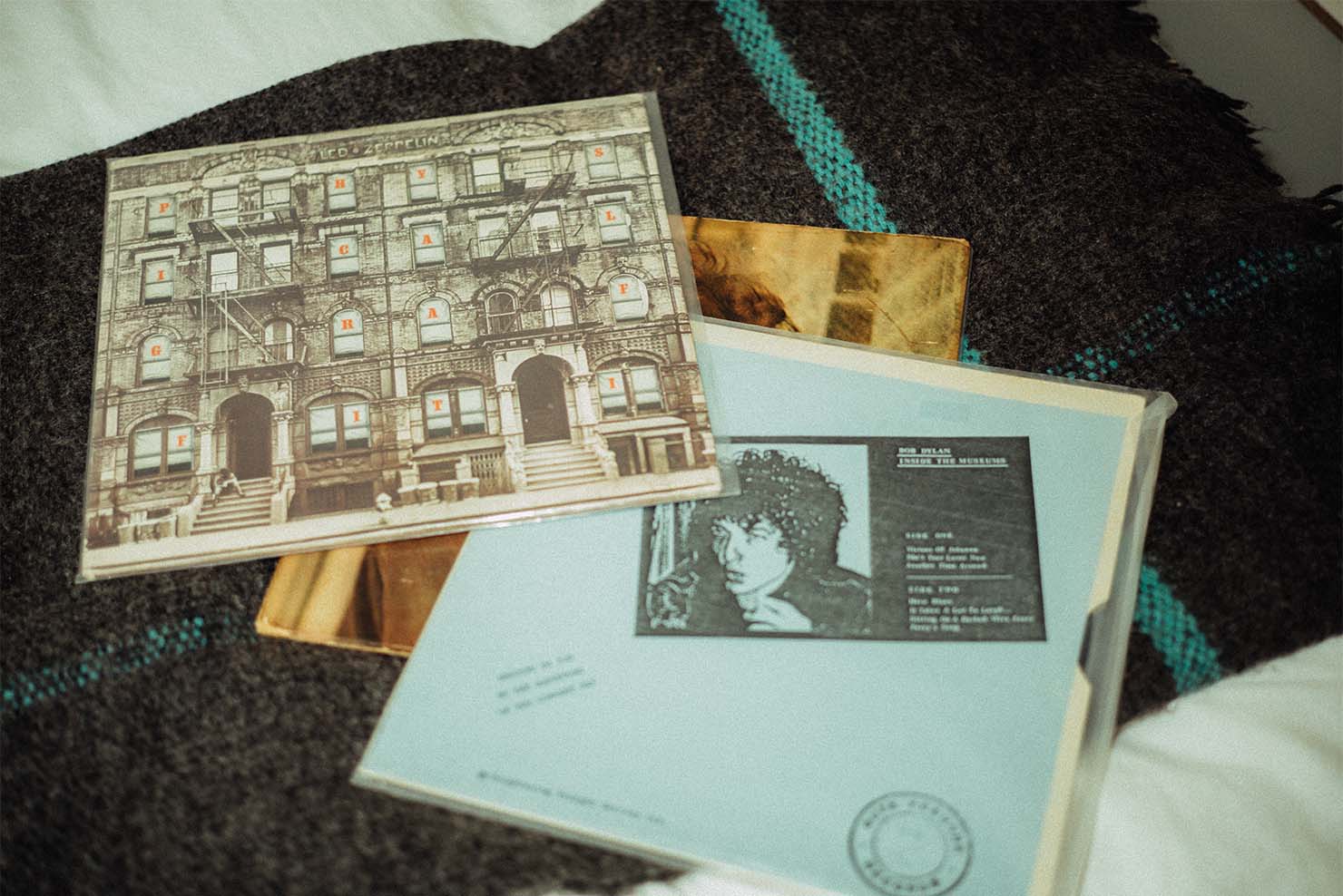 英ロックバンドLed Zeppelinのようなハードロックも好き（左上）。