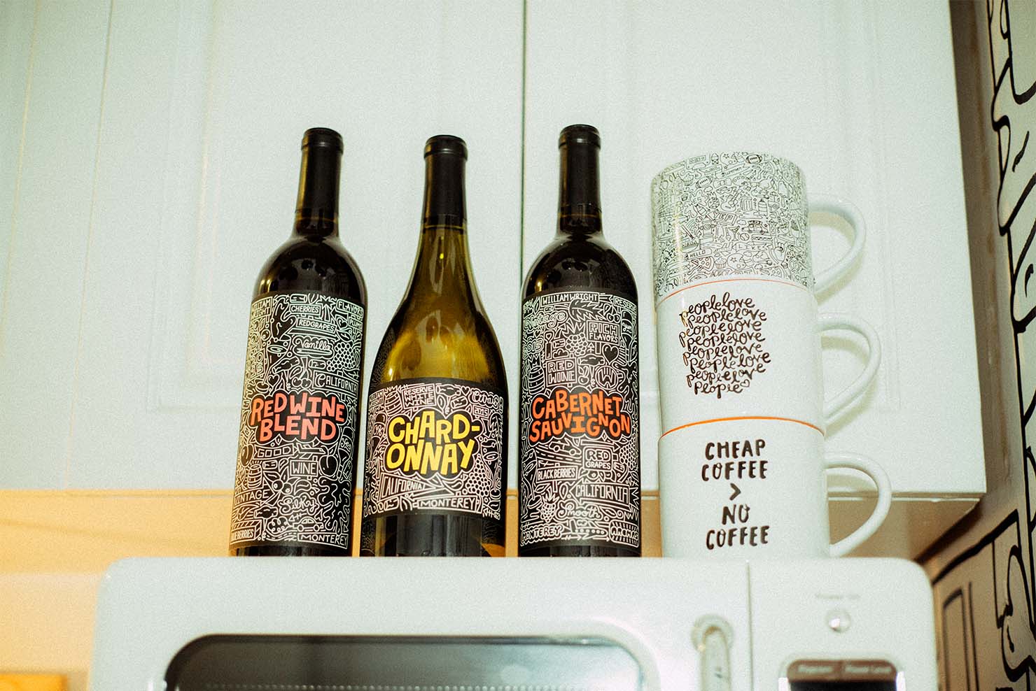 Timothyがデザインを手掛けたAldi wineワインボトルとWest Elmマグカップ。