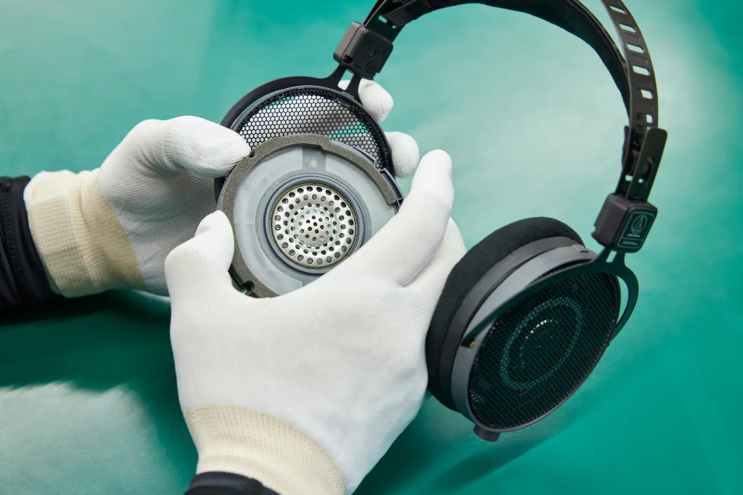 ヘッドホンは「ドライバーユニット（再生装置）」と呼ばれる機構で音を鳴らしています