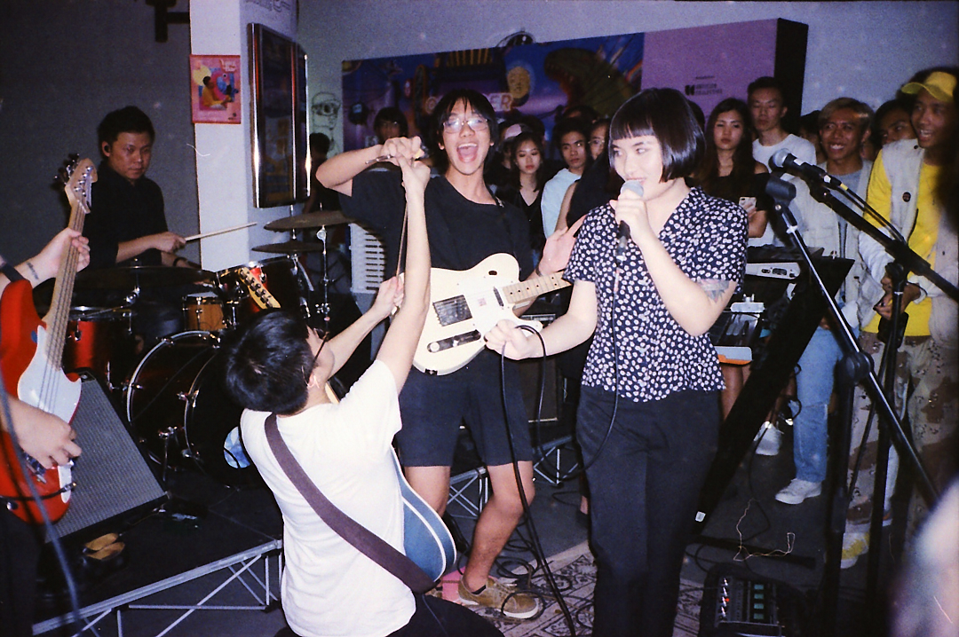 The Projectorでのライブの様子。