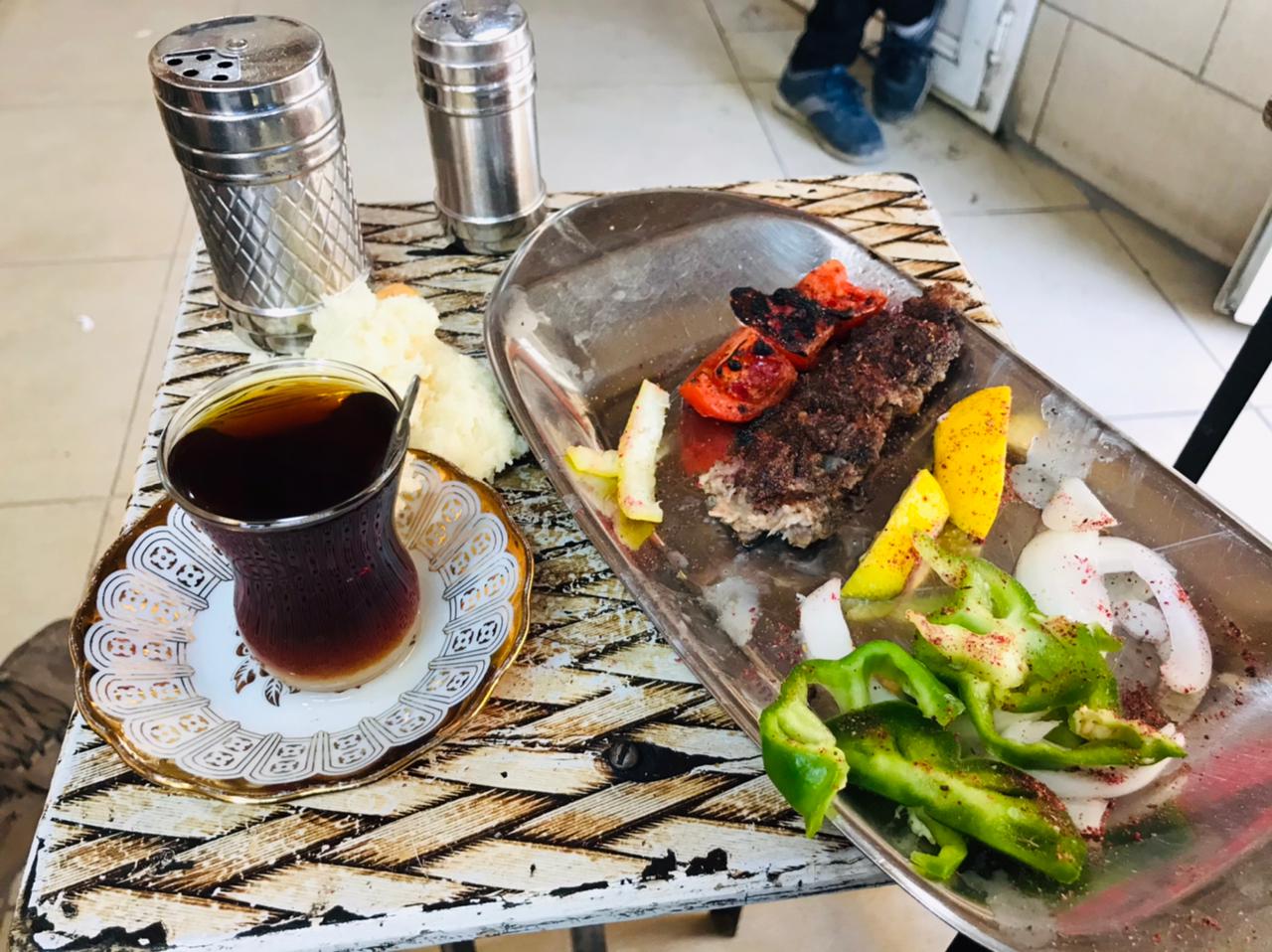 名もなきカフェにて。伝統的なシリアのコーヒーと、朝からケバブ。