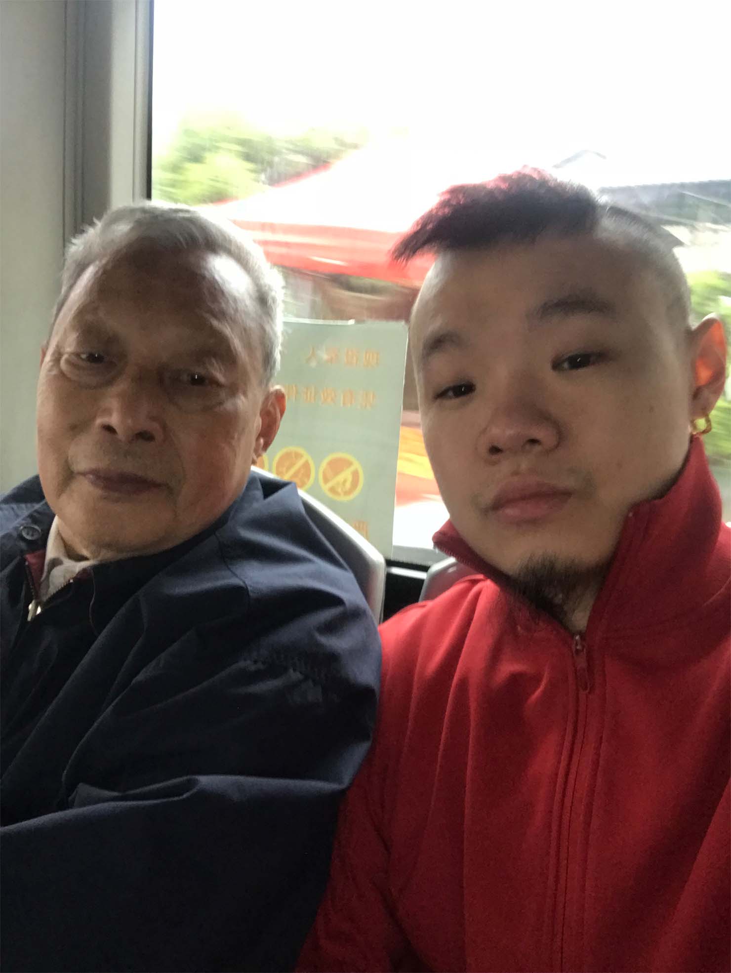 祖父と並ぶBohan