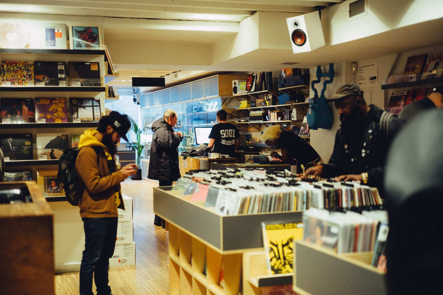 1999年、NYC・大学寮の一室で始まったレコードショップの現在。すべてのDJに開かれた店「Turntable Lab」