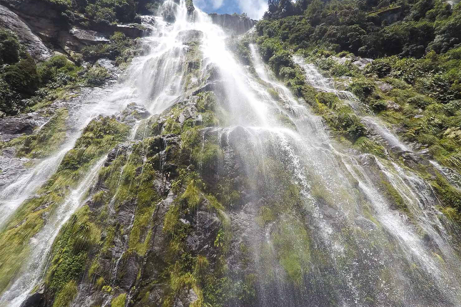 流れる滝