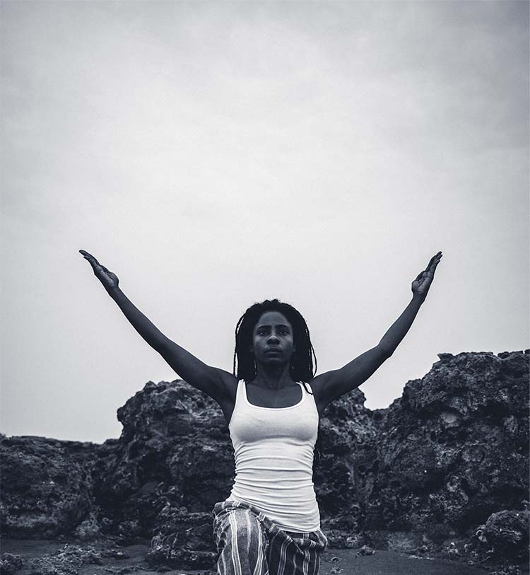 ヨガポーズをとるJah9