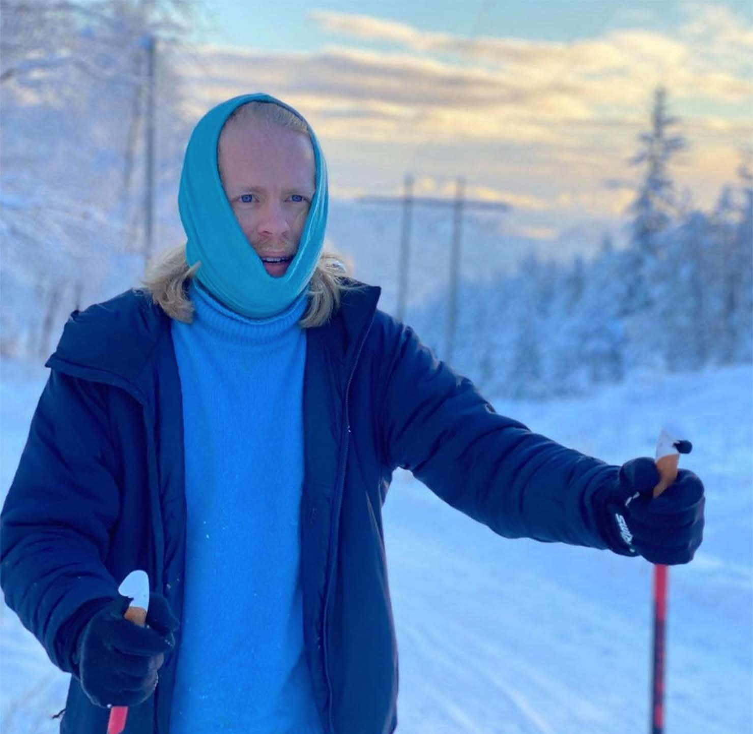 Axelが真冬のFloyenを登山している様子。