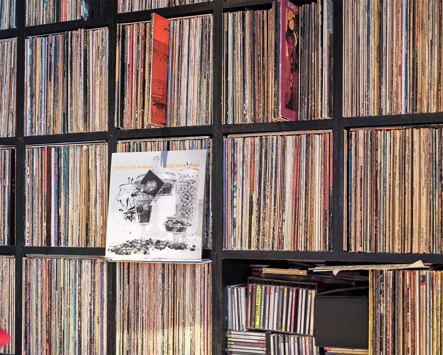 レコードが並んだ棚