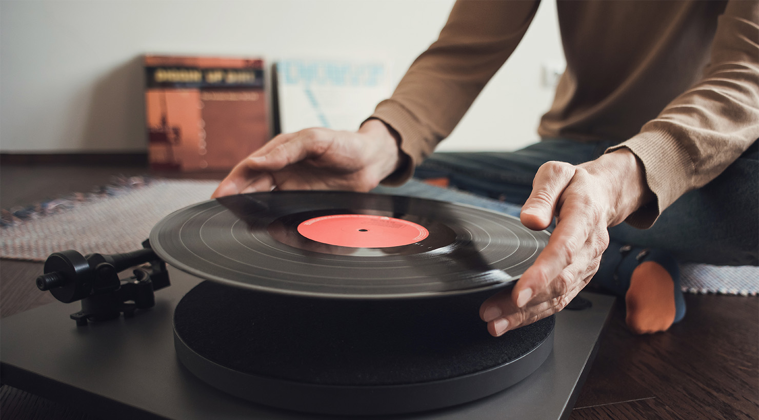 レコードプレイヤーにレコード盤を置いている様子