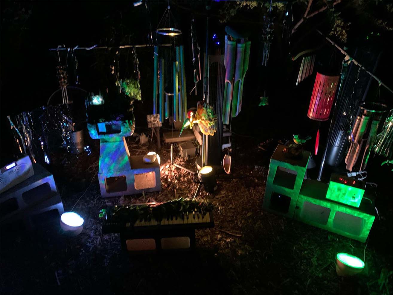 dublab創立者のFrostyとディレクターのAlejandro CohenによるユニットAutomatic Trance Ensembleのサウンド・インスタレーション