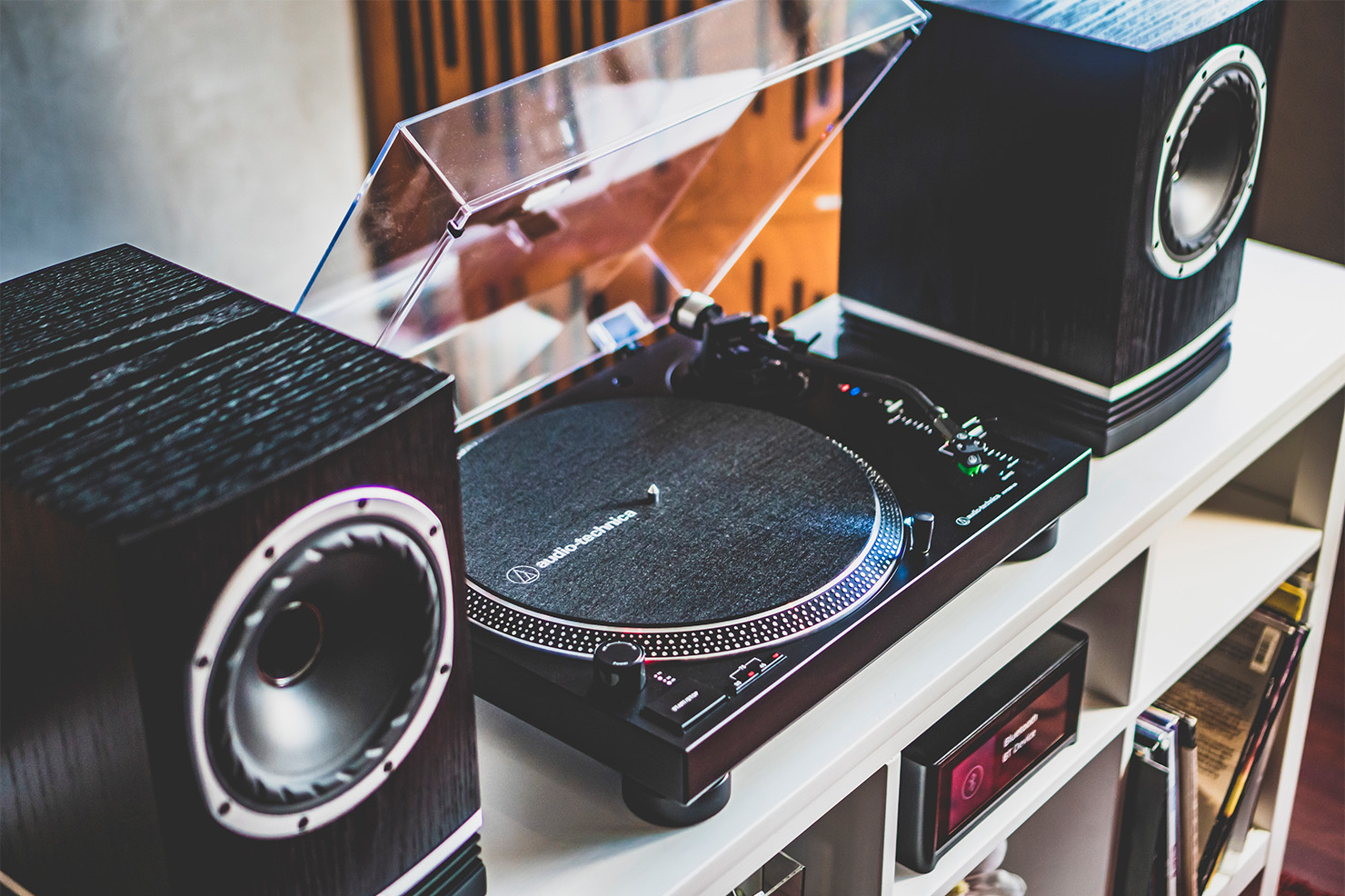 まるで生楽器。これがなければ始まらないアナログオーディオの主役、レコードプレーヤー。初めての機種選びに役立つTips。