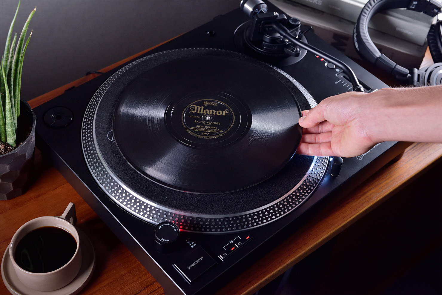 【2022年最新】今のオススメは？人気再燃のレコードプレーヤーランキング