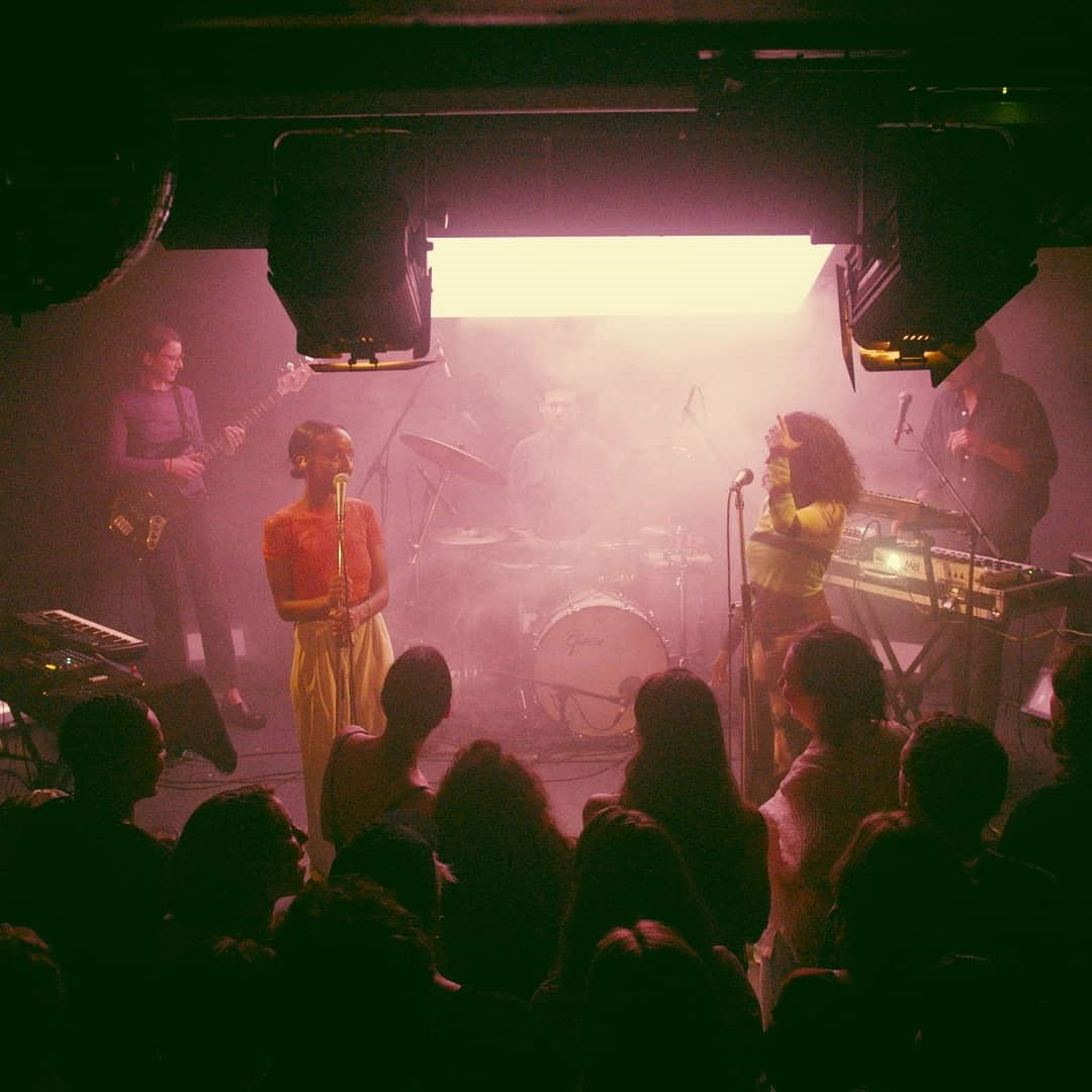 ISC Clubにて、Sirens Of Lesbosのライブの様子。