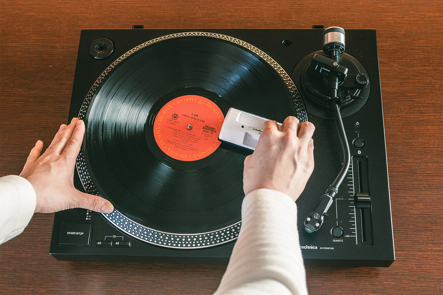 レコードをプラッターの上へ載せたら、乾式クリーナーでホコリを払いましょう