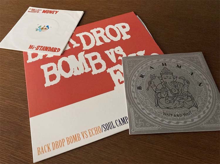 (左から) Hi-STANDARD「 I DON'T NEED TROUBLE BECAUSE OF...MONEY」 (7”)、BACK DROP BOMB VS ECHO『SOUL CAMP VOL.2』、BRAHMAN「WAIT AND WAIT」