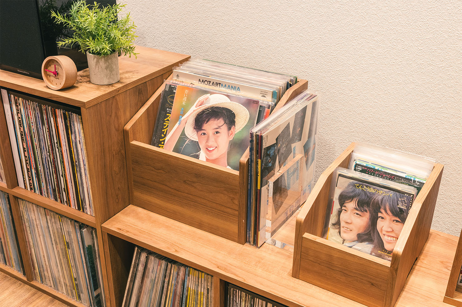 コンパクトサイズの収納です。 LP盤、SP盤それぞれにジャストサイズ！