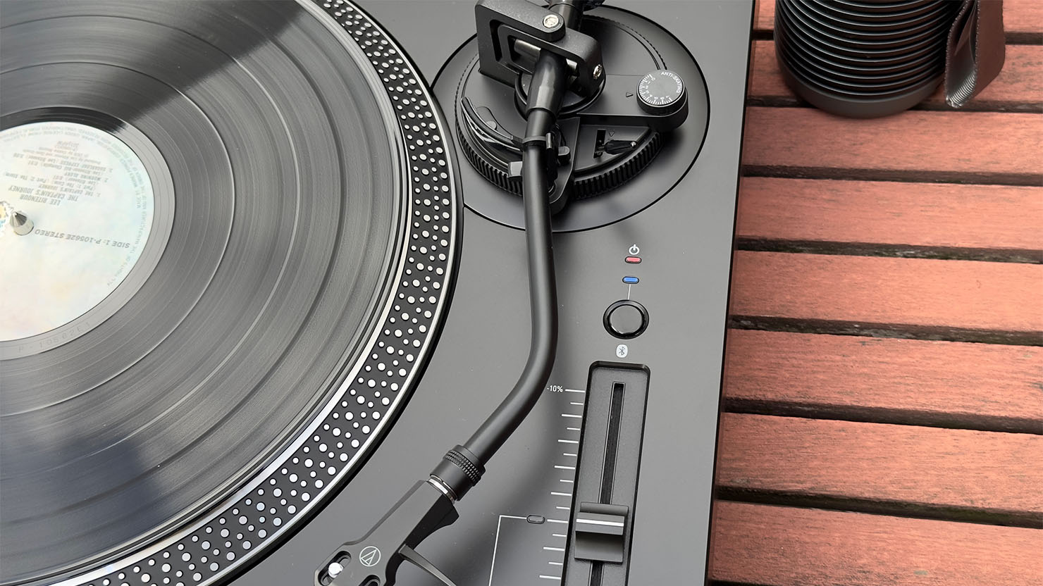 レコードを再生するためには、プレーヤーやフォノイコライザーアンプと呼ばれるものが最低限必要