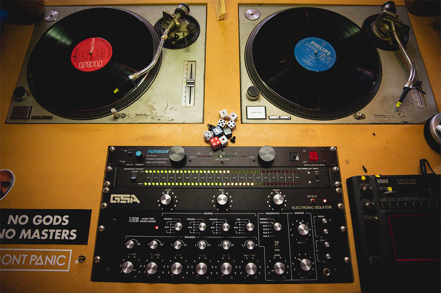特注の什器で構成されたDJブースではUreiのロータリーミキサーの存在感が光る。 ターンテーブルも同様に当時モノ。
