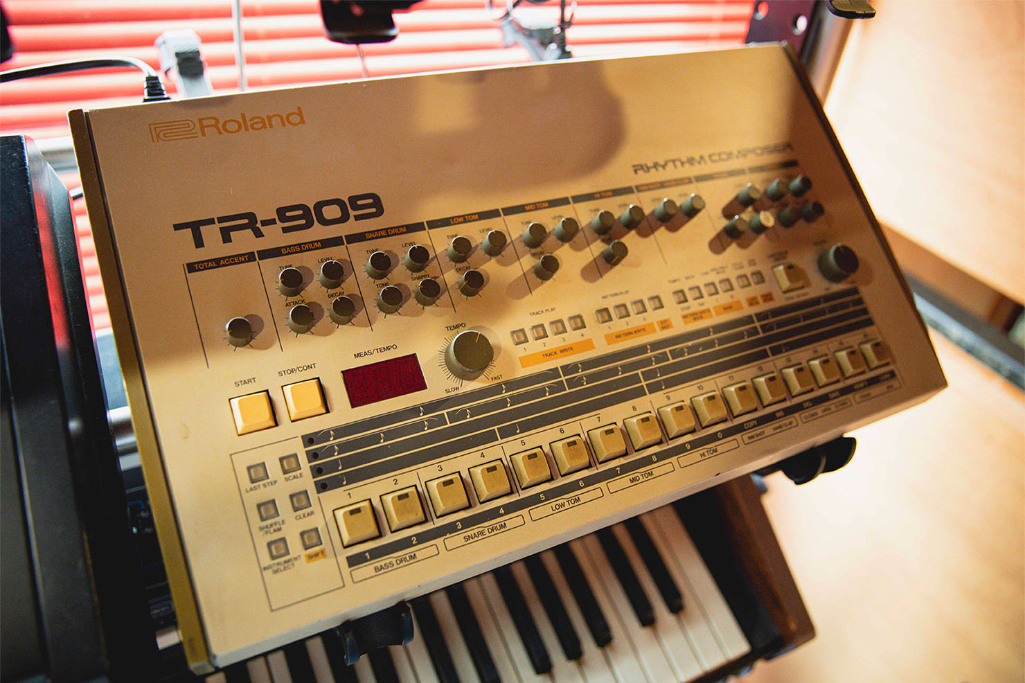 1983年に発売されたローランドのドラムマシンTR-909。 デトロイトテクノ〜シカゴハウスの隆盛に大きく寄与した伝説的名機であり、今なおそのサウンドは世界中で鳴り響いている。 Jeff Mills（ジェフ・ミルズ）が来日する際には、齋藤の実機を使う事が多い。