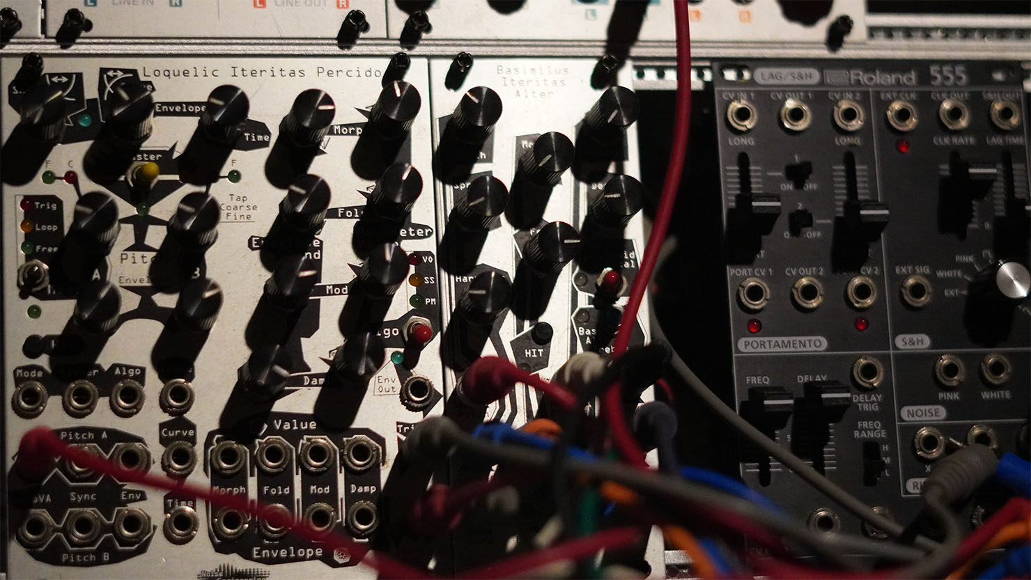 Noise Engineering社　”Basimilus Iteritas Alter” インダストリアルな金属音から野太いキックまで幅広い音色作りができる。