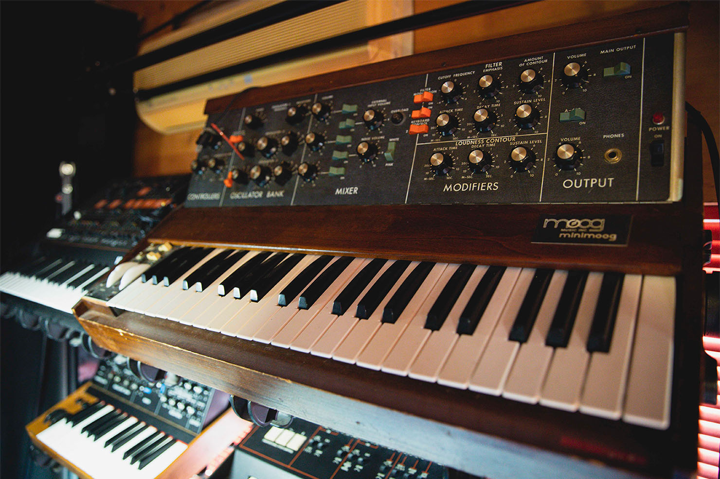 1970年に発売されたMinimoog Model D。 配線済みモジュールと鍵盤が一体化した初のポータブルシンセで、後続に絶大な影響を与えた「原型」的な1台。