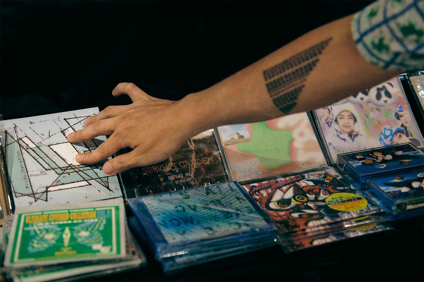 ここに並んでいるCDやカセットは、どのようなものですか？
