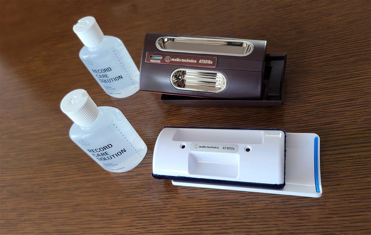 専用クリーニング液が付属する乾式と湿式両対応の 「AT6012a」 