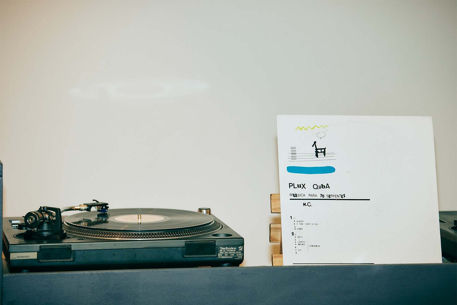 「VM520EB」で視聴 Nuno Canavarro 『PLUX QubA MUSICA PAPA 70SERPENTES』 収録曲 「Untitled」