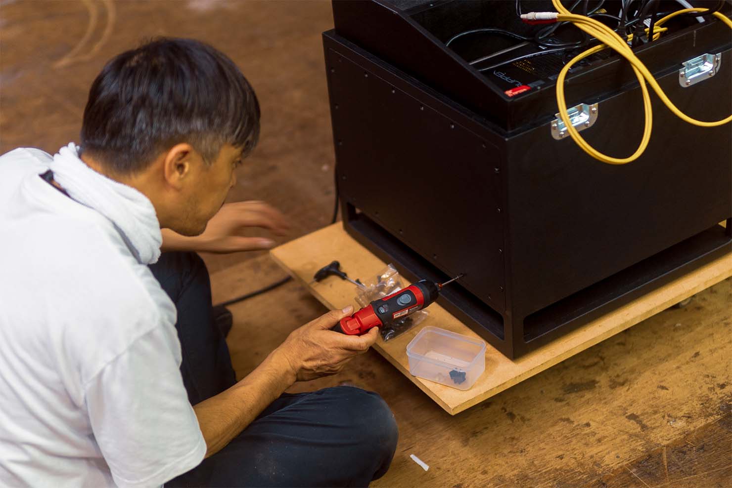 工場でOTOJUの制作作業を進める。 