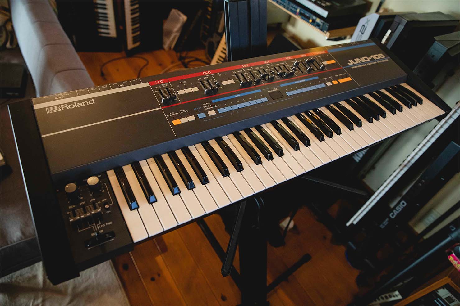 1984年に発売されたRolandのアナログシンセサイザー、JUNO-106。 6音ポリフォニックとコーラスを活かしたパッドから、サブオシレーターを効かせたベースまで幅広いサウンドメイクが可能。 
