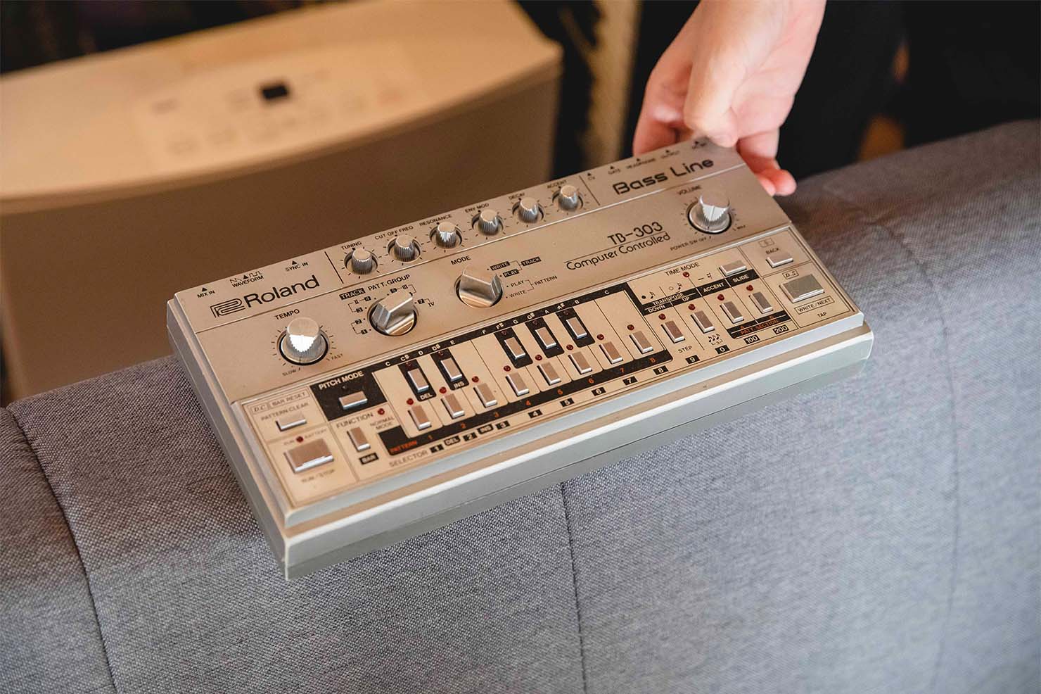 1981年に発売されたRolandのアナログシンセサイザー、TB-303 Bass Line。 80年代後半にアシッドハウスというジャンルの勃興を担い、その後のエレクトロニック・ミュージックに絶大な影響を与えた。 