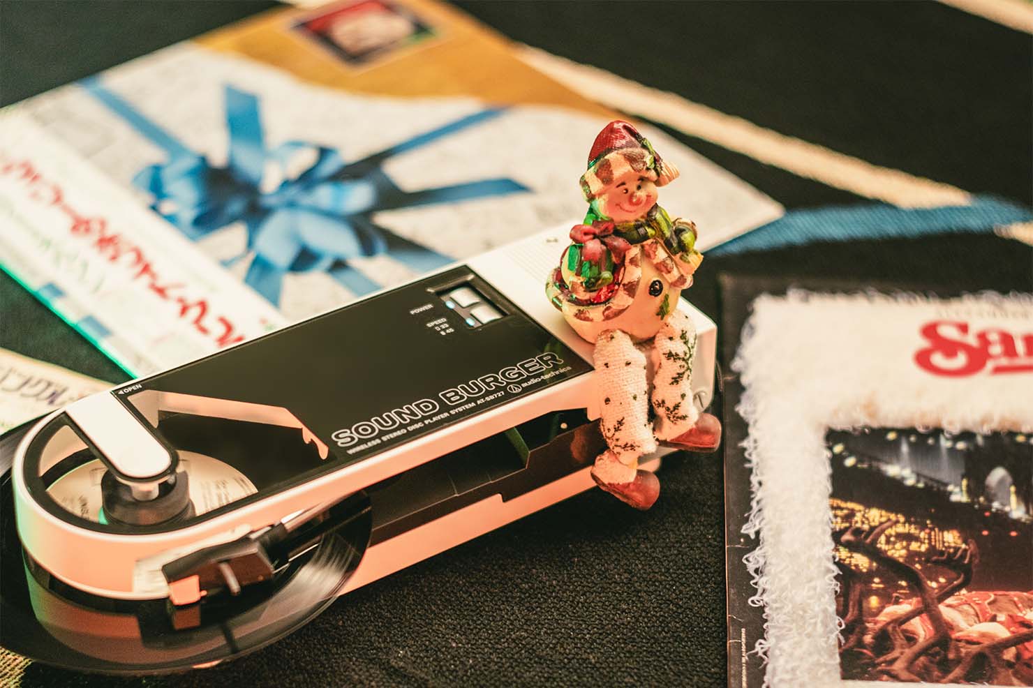 クリスマスソングを聴きながら会社のメンバーでささやかなクリスマスパーティーを開催しました！