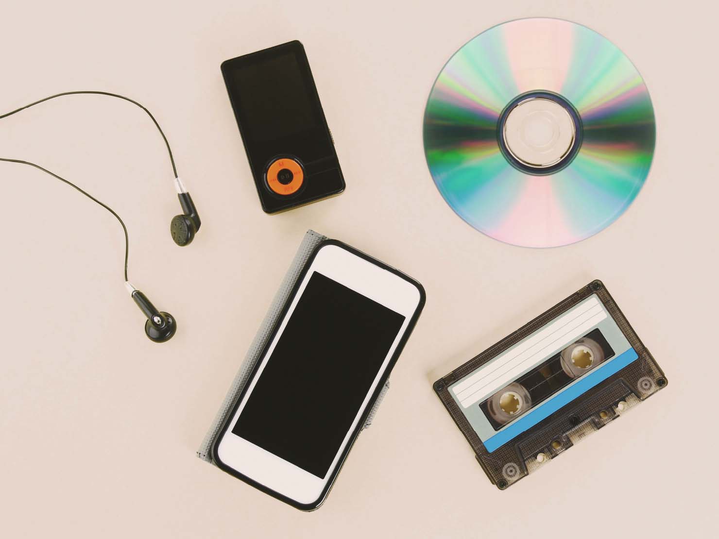 レコードの音を再生するにはプレーヤーとスピーカーをBluetoothで接続する方法と、ケーブルを使って有線でつなぐ方法があります