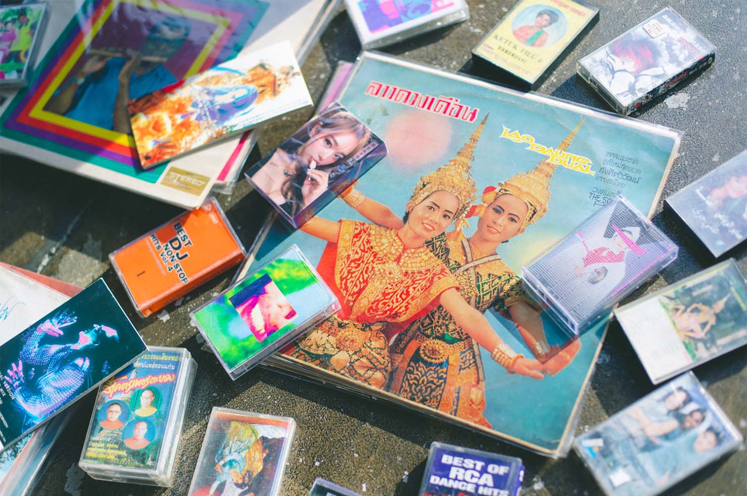 お寺がジャケットのレコードは現地では珍しいんですか？