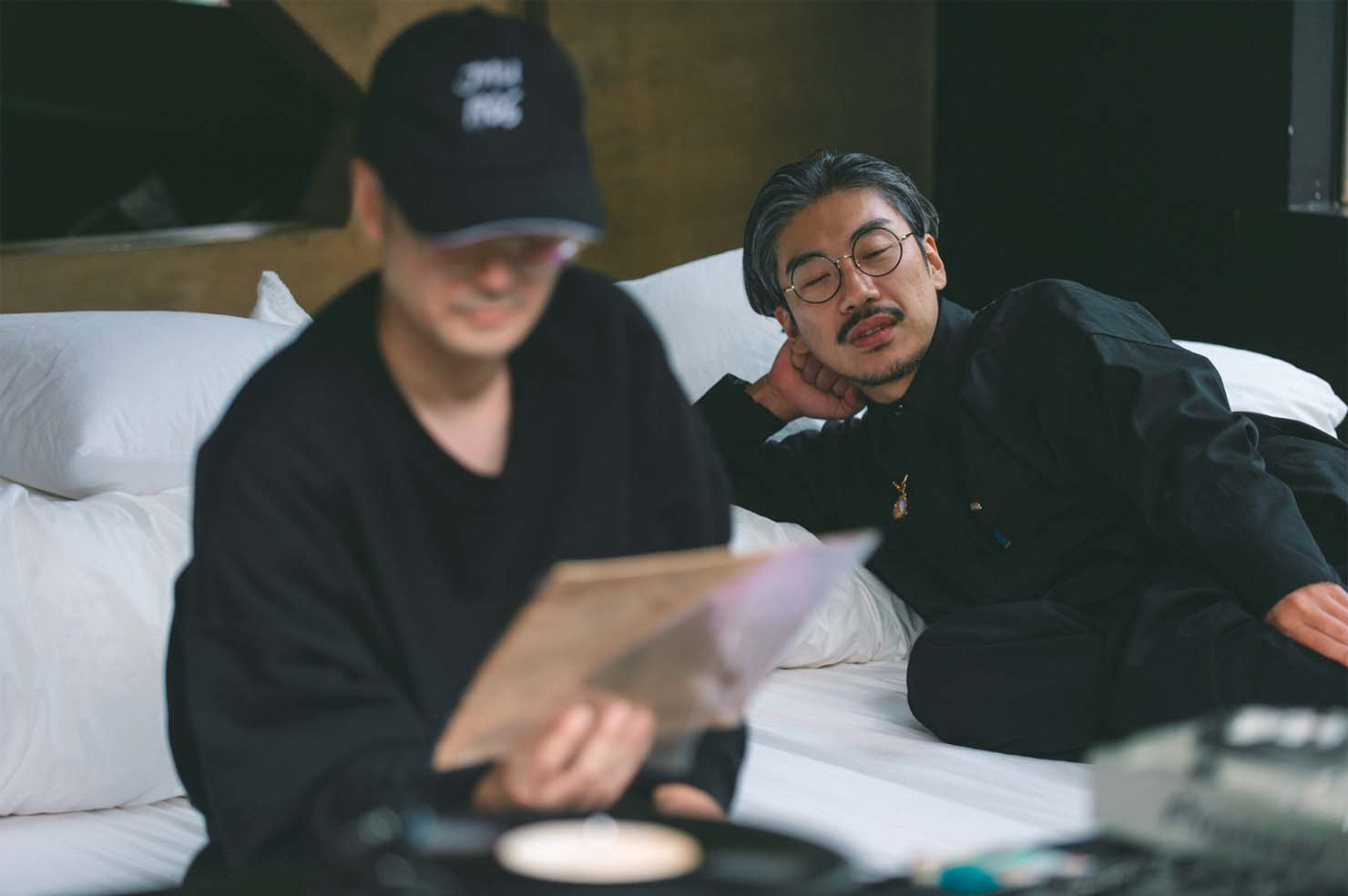 語り合うOMKのメンバー