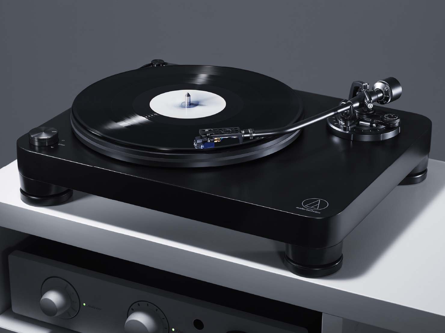 オーディオテクニカの最上級機、AT-LP7。 高音質フォノイコライザーを内蔵している。 