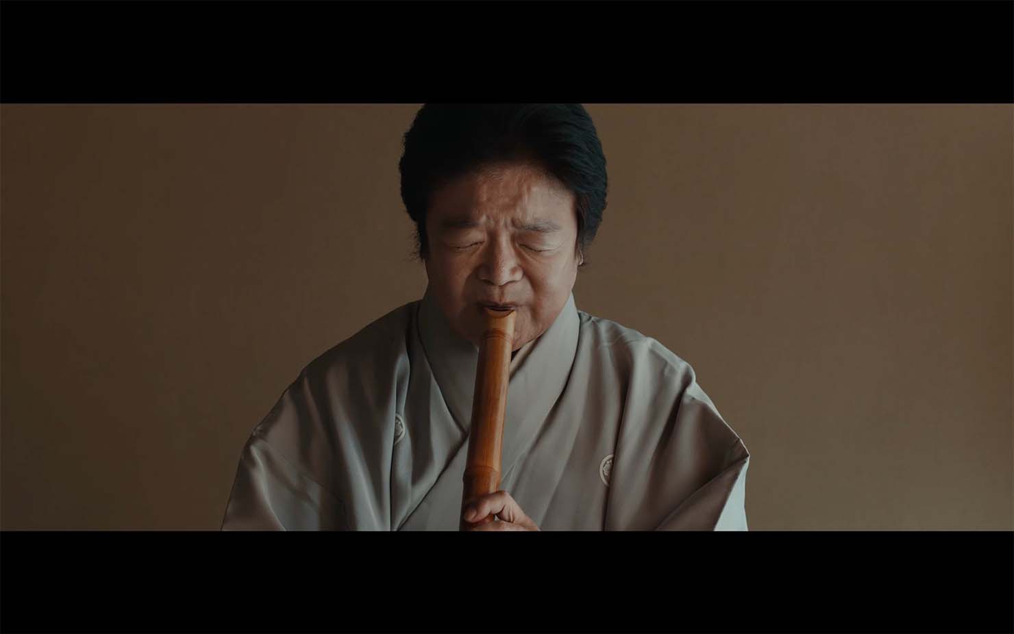 『音と文明』に登場する尺八奏者の中村明一。 上野の尺八の師匠でもある。