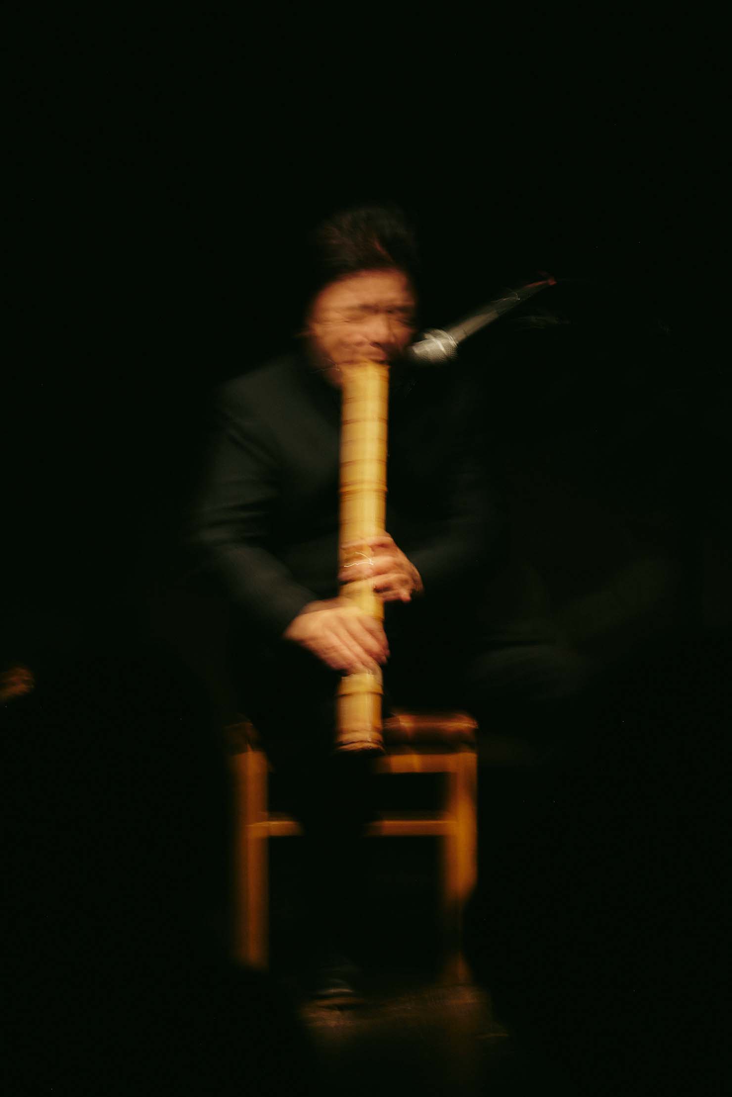 中村ははじめに尺八の歴史、これから吹く楽曲の背景を説明した上で、いくつかのデモンストレーションを披露してくれた。