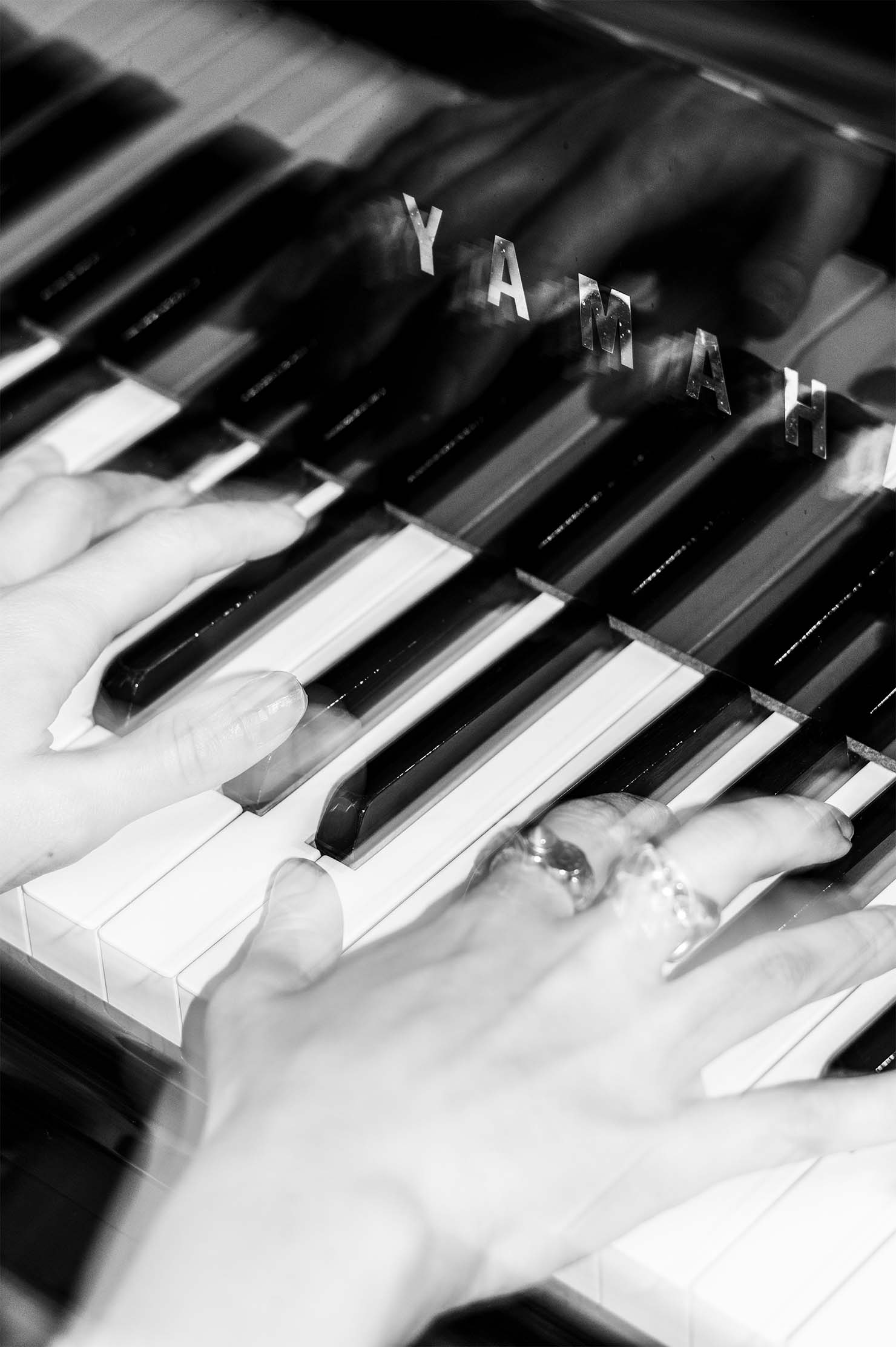 非常に美しくまとめ上げられているアルバムとは異なり、ライブでは大胆な対比構造になっていた