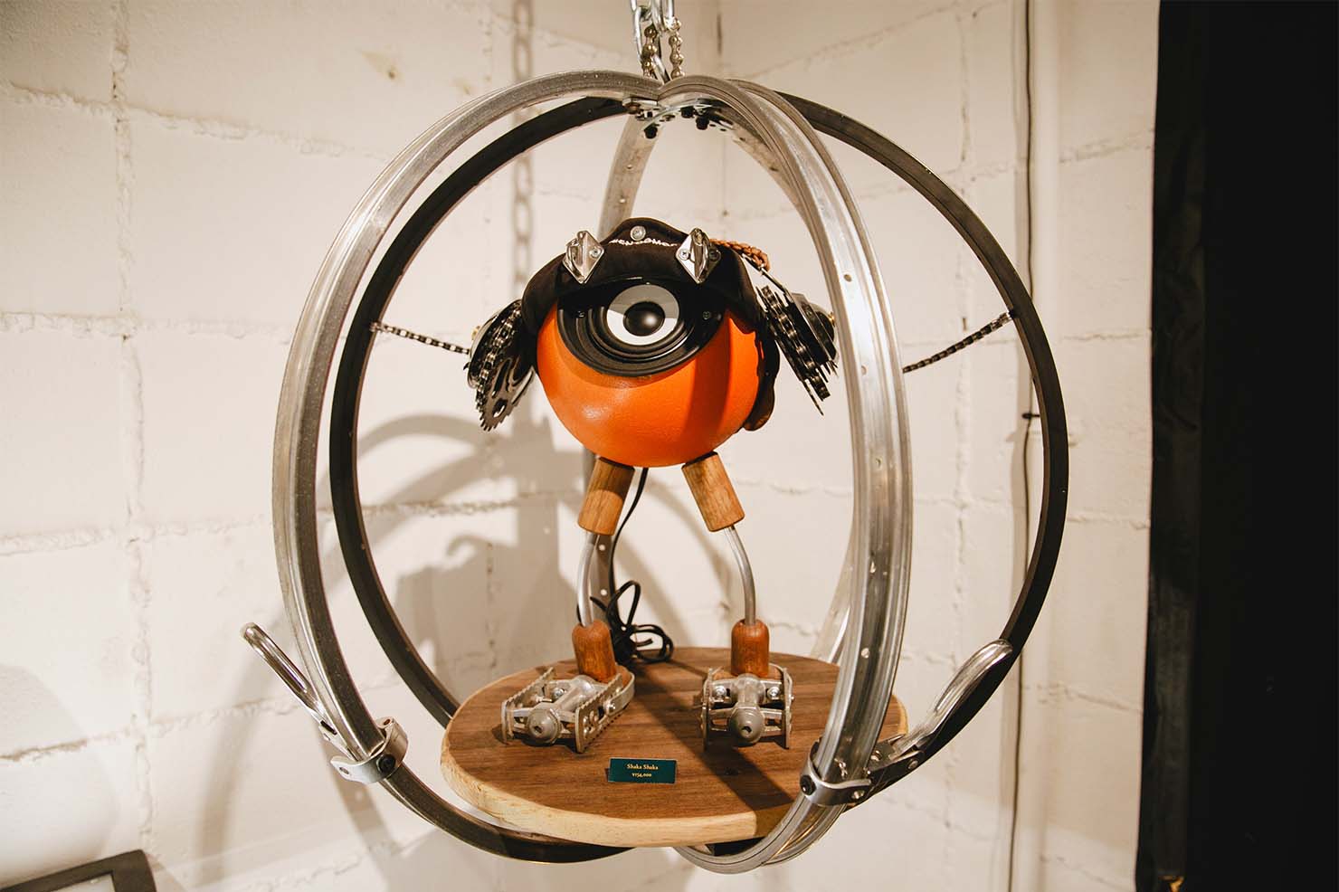 WOOD VILLAGE CYCLESが制作したものには、サイクルショップらしく自転車のホイールなどが使われているほか、卵の白身と黄身をわけるキッチン器具なども部品となっている