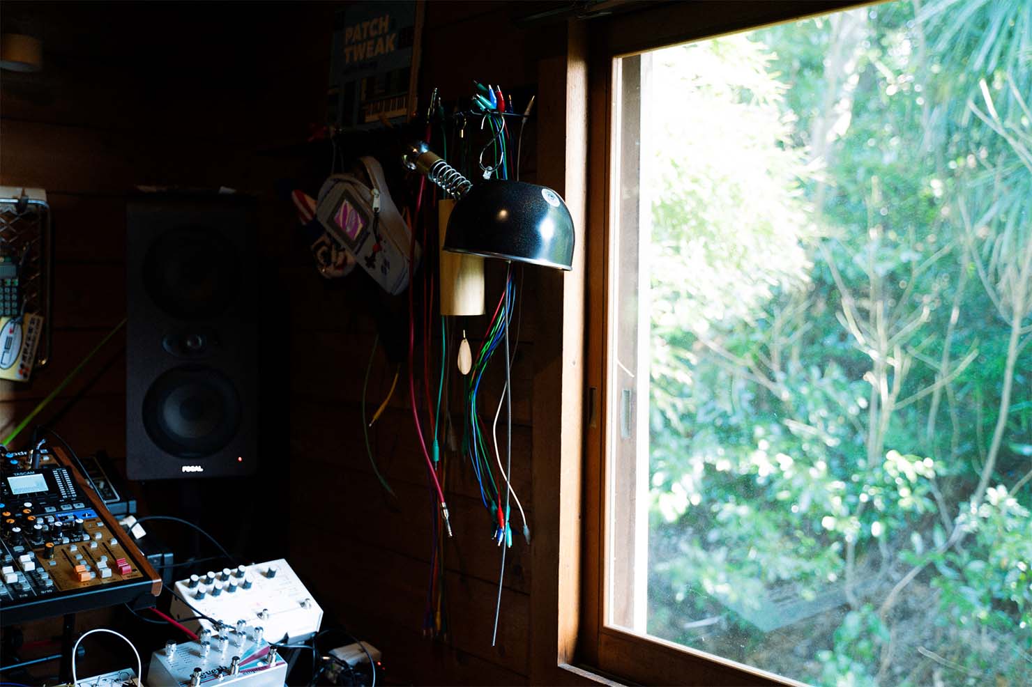京都を中心に活動している電樂一さんが自作で作った楽器。 スプリングドラムという楽器の原理をやかん（ケトル）に落とし込み、作られている。 サンダードラムやストームドラムという別名もあるスプリングドラムからは、嵐のような音が鳴る。 ケトルスプリンガーはやかんの中に水を入れて鳴らしてみると、天と地が同時に震えているような、さらに独特な音を発する。 