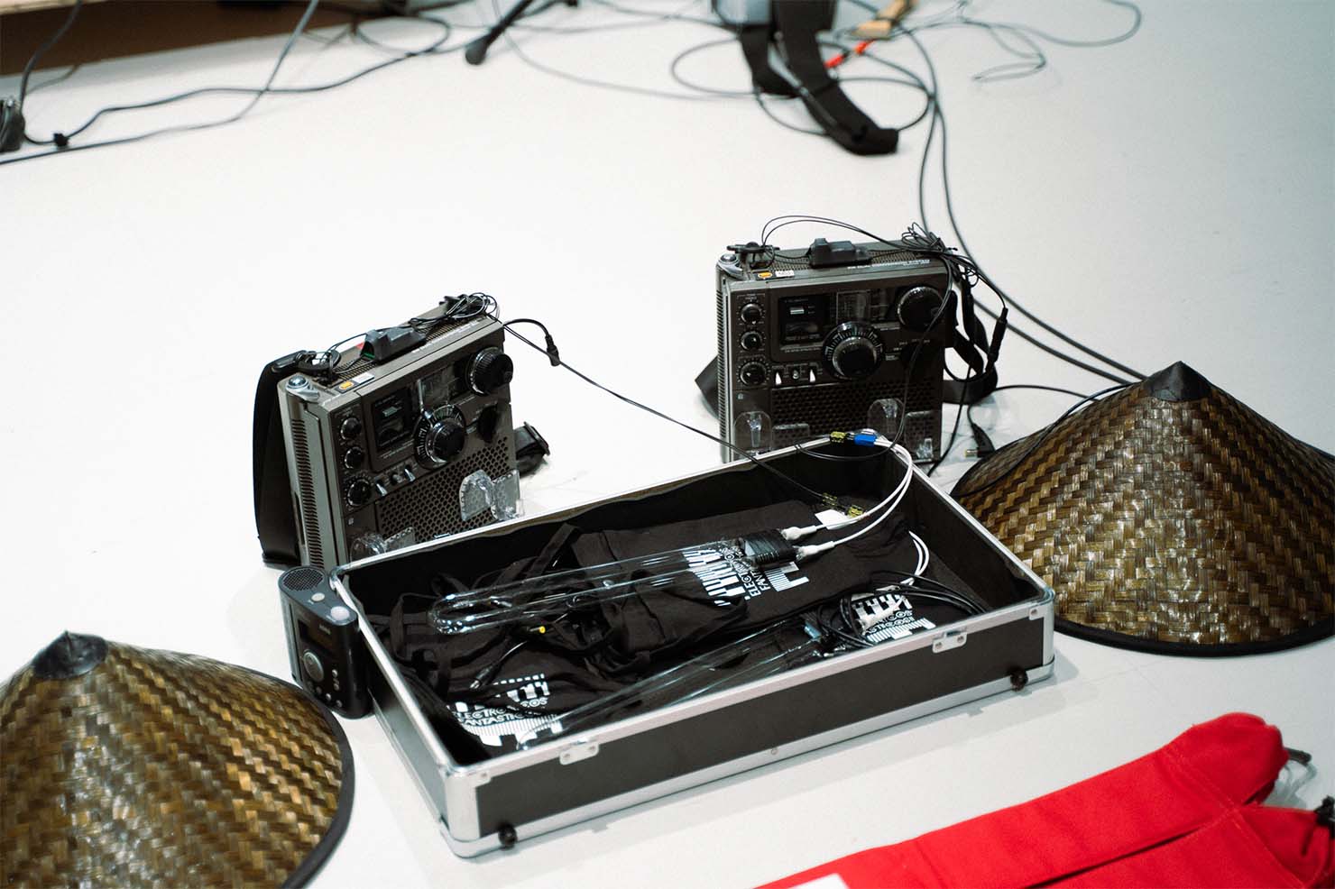 あらゆる電化製品を楽器にしようと2015年に始めたのが「ELECTRONICOS FANTASTICOS!」（ニコス）