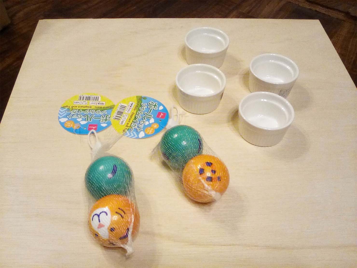 こういう時に大活躍するのが100円ショップのグッズ類である。 ココット皿は開口部分の外径が約6cmのもの、ボールは2個100円で「ボールセット・ゾウ＆タイガー」と書かれた外径4