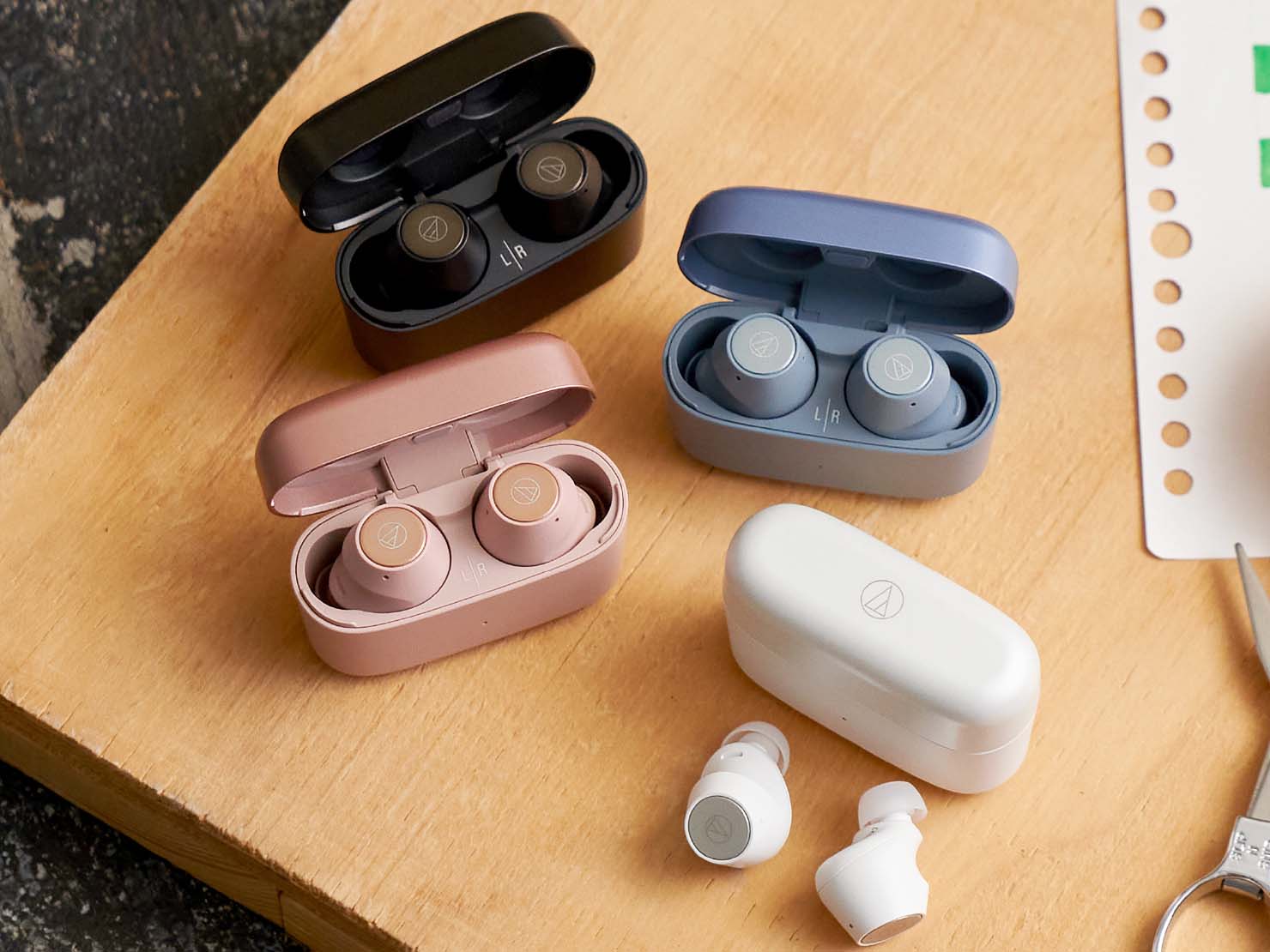 ワイヤレスイヤホン ATH-CKS30TW（写真上からBK、BL、PK、WH）2022年10月14日発売