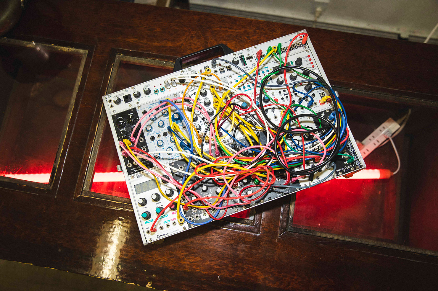 machìnaのモジュラーシステムはIntellijel DesignsのエフェクトモジュールRainmakerや、Make NoiseのサンプリングモジュールMorphagene 、Mutable InstrumentsのオシレーターモジュールBraidsなどから構成されている。 